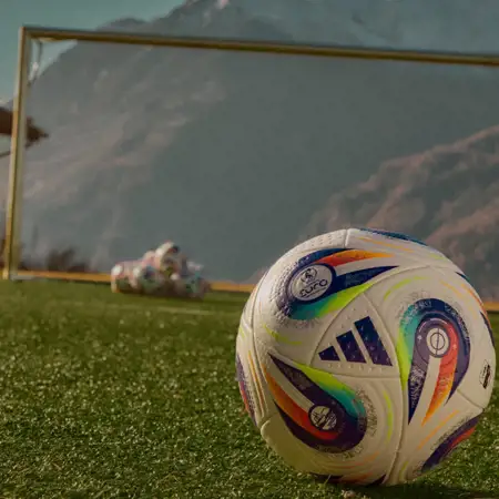 Met deze adidas wedstrijdbal wordt het EK 2025 vrouwenvoetbal gespeeld