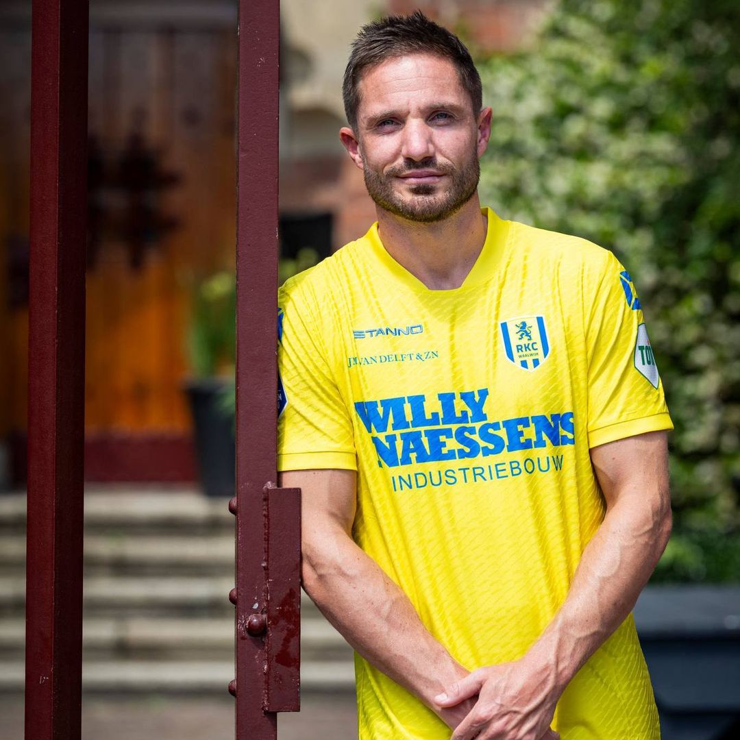 RKC Waalwijk voetbalshirts 2024-2025 bevatten banen! 