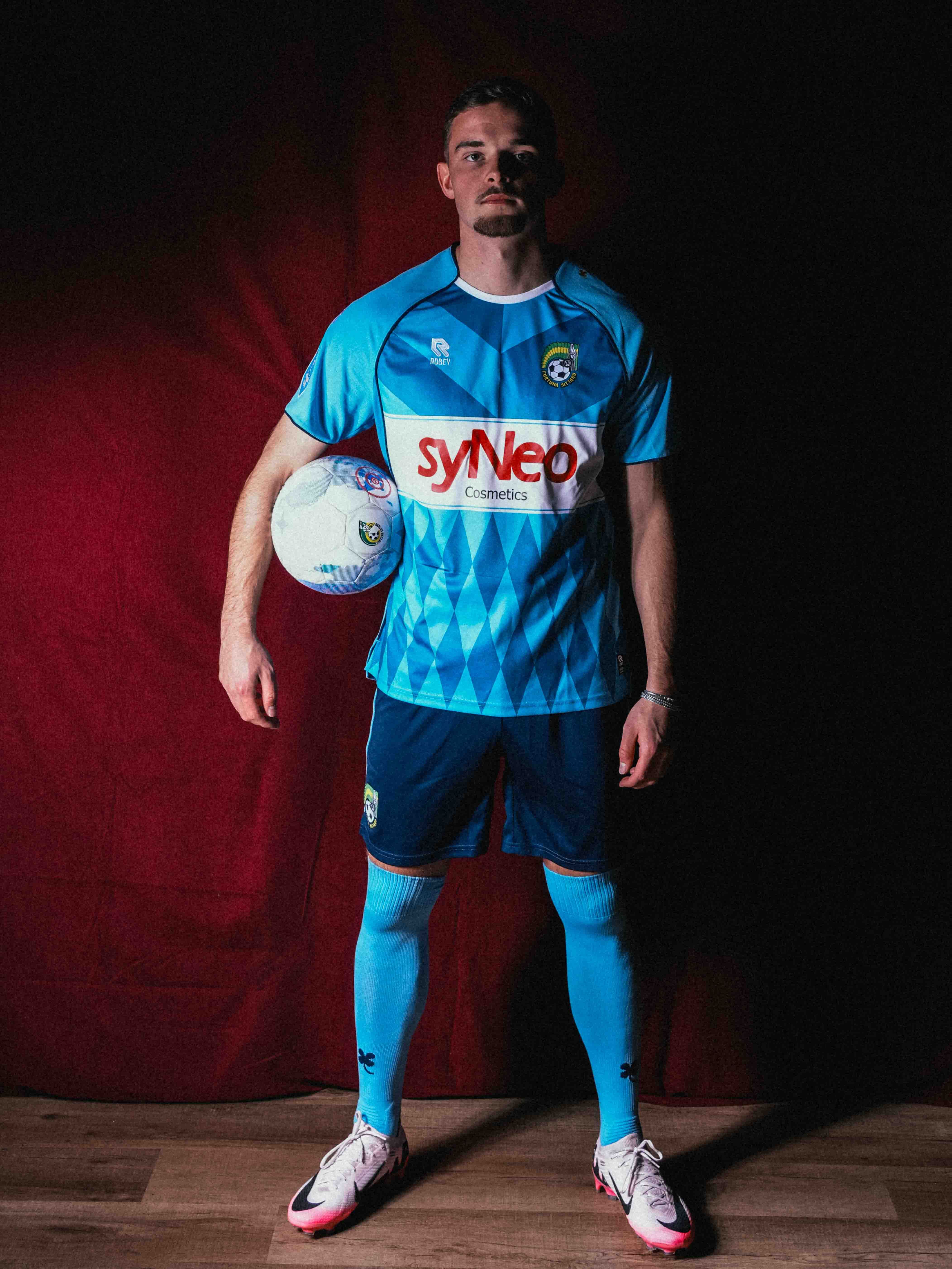 Fortuna Sittard voetbalshirts 2025-2026 bevatten graphic print!