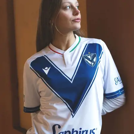 Dit zijn de Vélez Sarsfield voetbalshirts 2025 van Macron