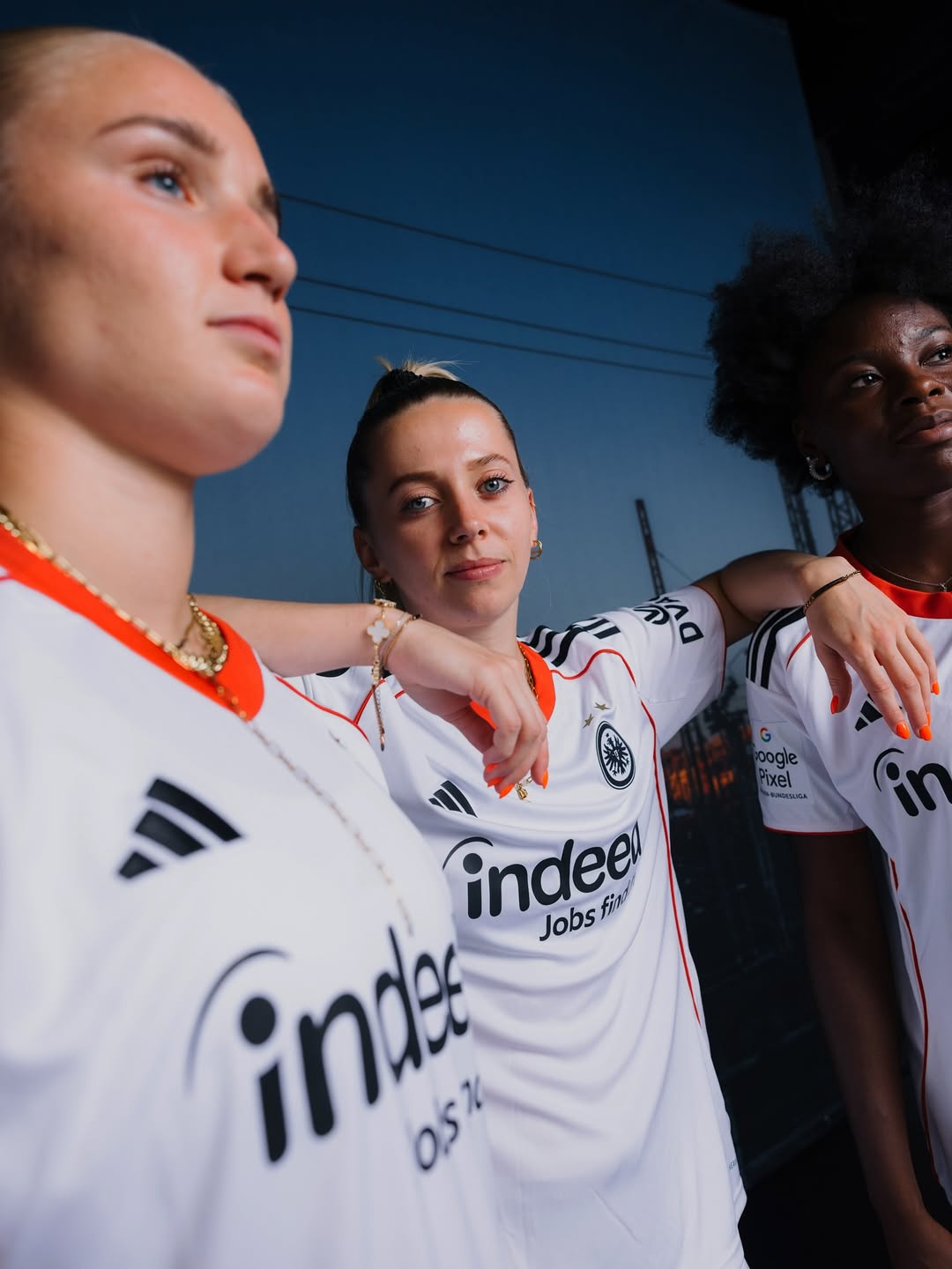 Dit zijn de Eintracht Frankfurt voetbalshirts 2025-2026 van adidas