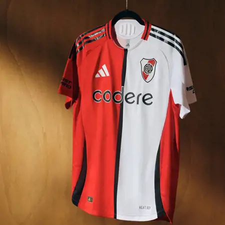 River Plate 3e shirt 2025-2026 bevat half-om-half design!