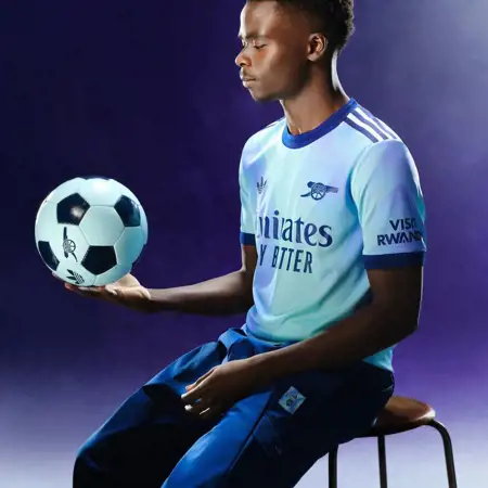 Arsenal 3e shirt 2024-2025 bevat na meer dan twintig jaar adidas Originals logo!