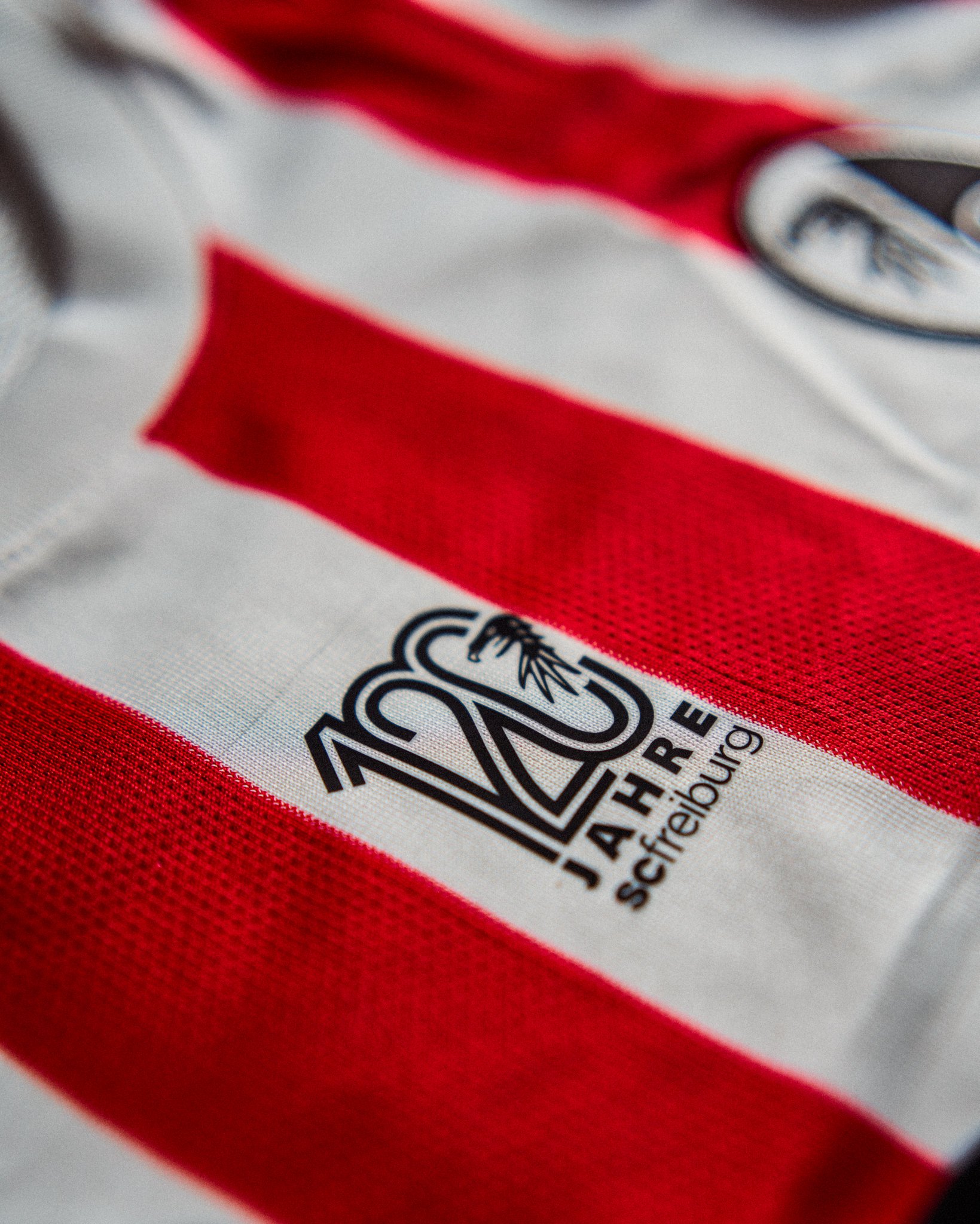 Dit is het SC Freiburg voetbalshirt ter ere van het 120 jarig bestaan