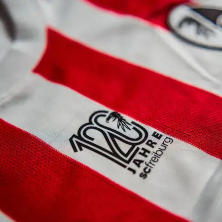 Dit is het SC Freiburg voetbalshirt ter ere van het 120 jarig bestaan