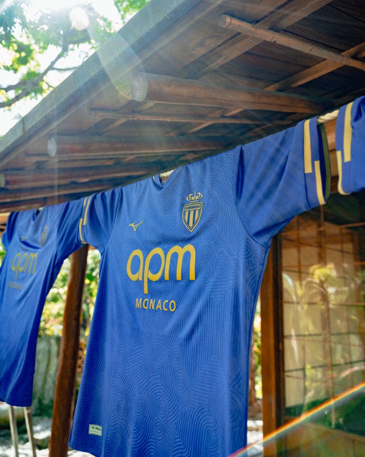 Dit zijn de AS Monaco voetbalshirts 2025-2026 van Mizuno