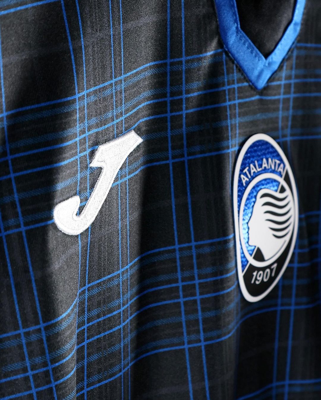 Dit is het Atalanta Bergamo Christmas voetbalshirt 2023-2024