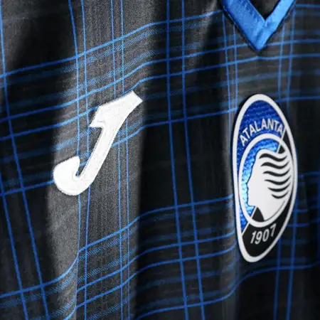 Dit is het Atalanta Bergamo Christmas voetbalshirt 2023-2024