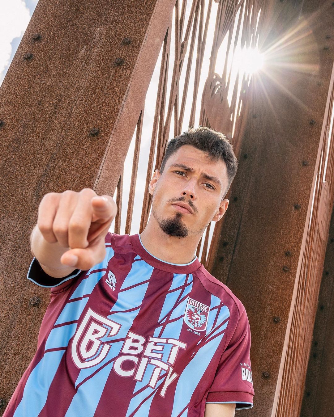 Dit is het Vitesse Airborne voetbalshirt 2023-2024