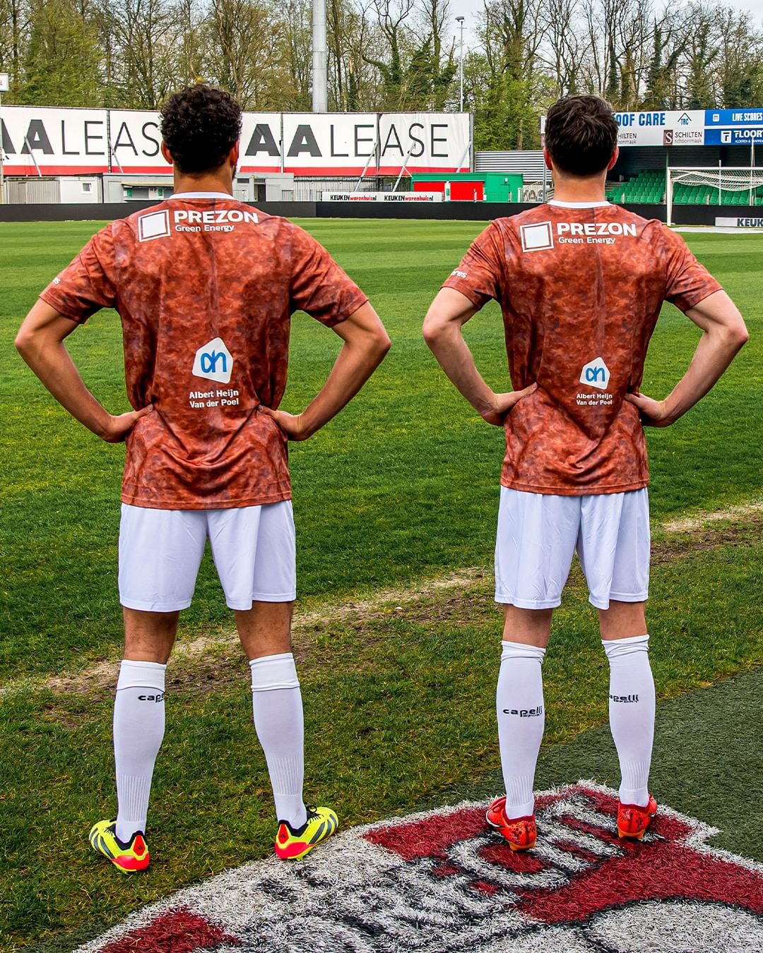 FC Dordrecht draagt frikandellen voetbalshirt tijdens play-offs 2024