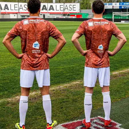 FC Dordrecht draagt frikandellen voetbalshirt tijdens play-offs 2024