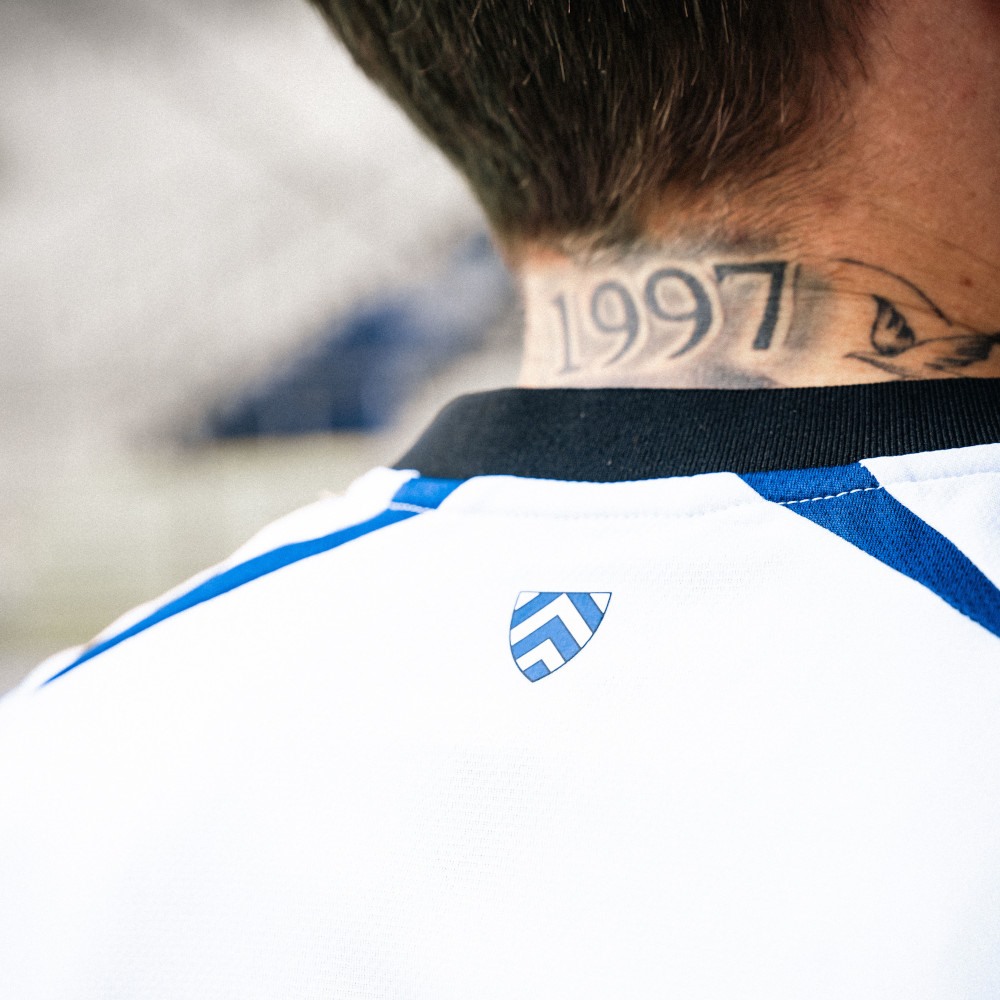 Dit zijn de Arminia Bielefeld voetbalshirts 2025-2026 van Umbro