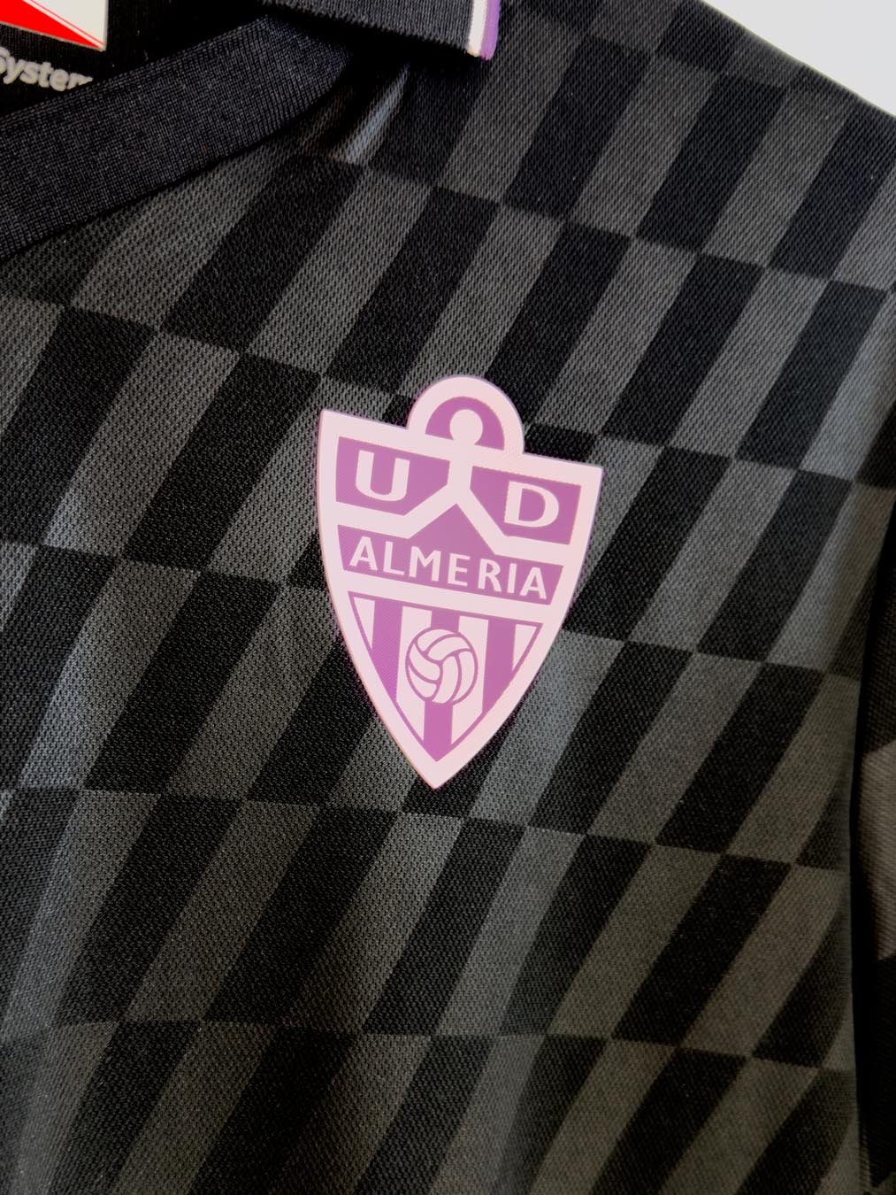 Dit zijn de UD Almería voetbalshirts 2025-2026 van Macron