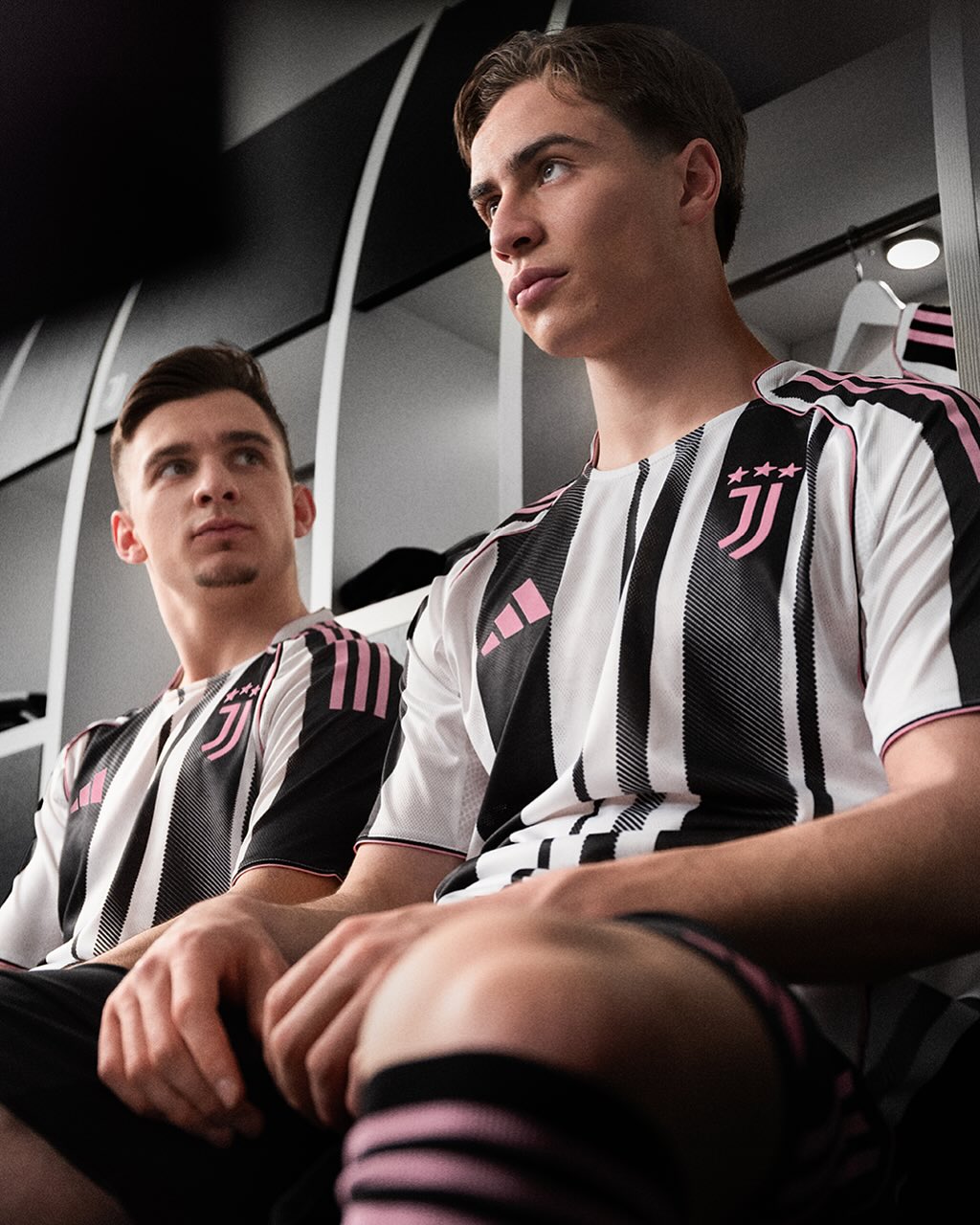 Juventus thuisshirt 2025-2026 heeft nieuwe strepen en roze details!