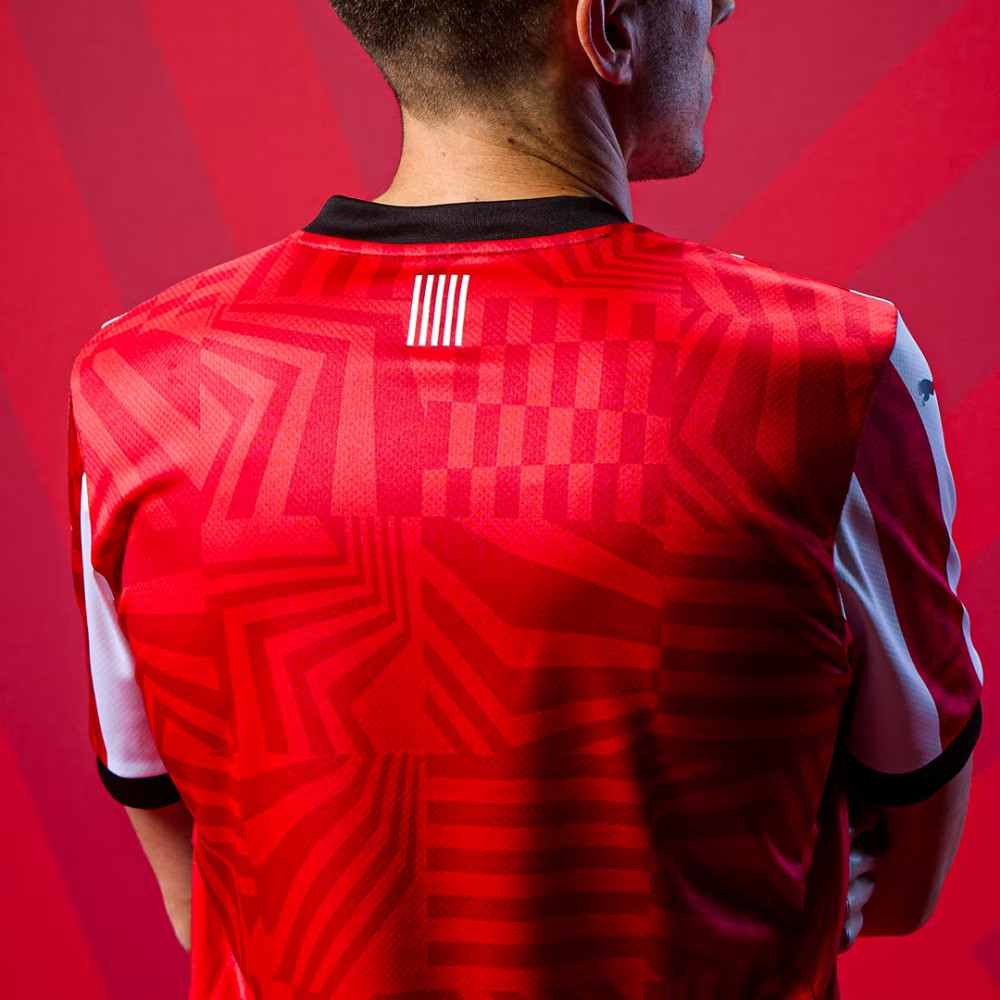 Dit zijn de Southampton voetbalshirts 2024-2025 van Hummel