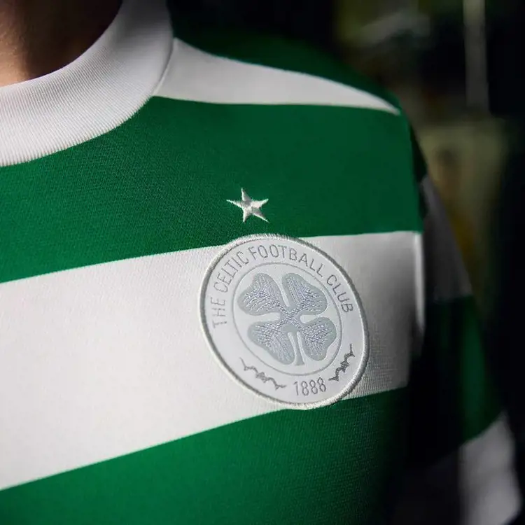 Dit is het Celtic 120 Years of Hoops voetbalshirt