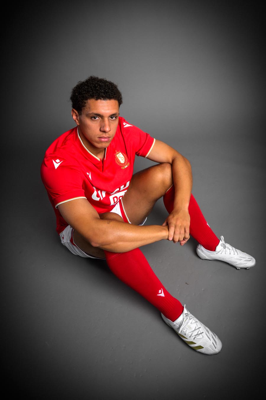 Dit zijn de Standard Luik voetbalshirts 2025-2026 van Macron