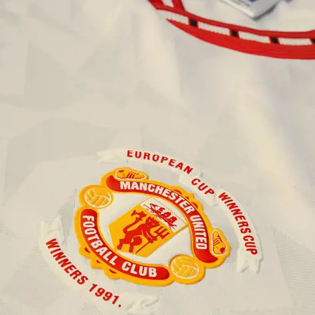adidas en Manchester United lanceren remake uitshirt 1990-1991