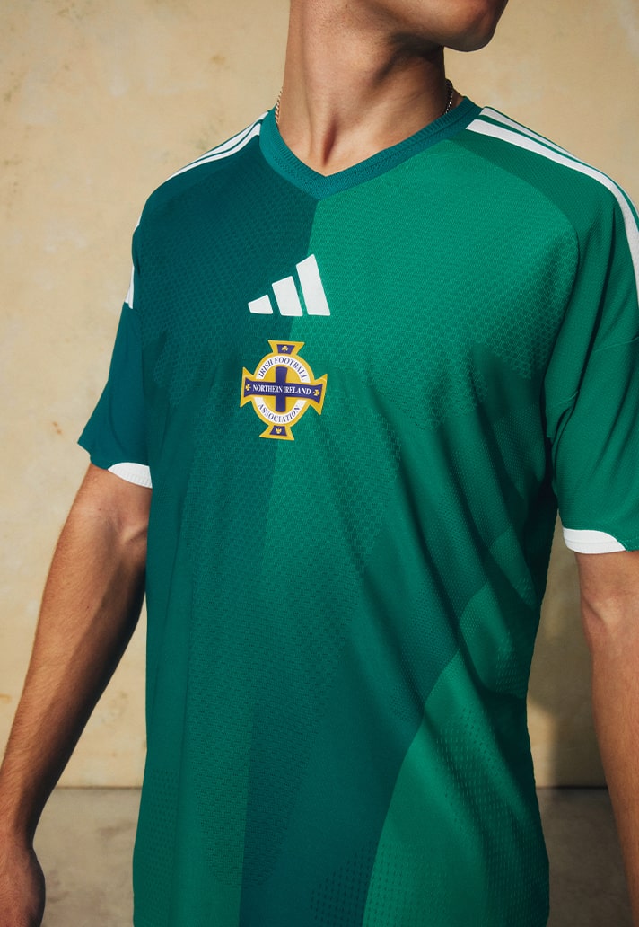 Noord-Ierland thuisshirt 2026-2027 in teken architectuur