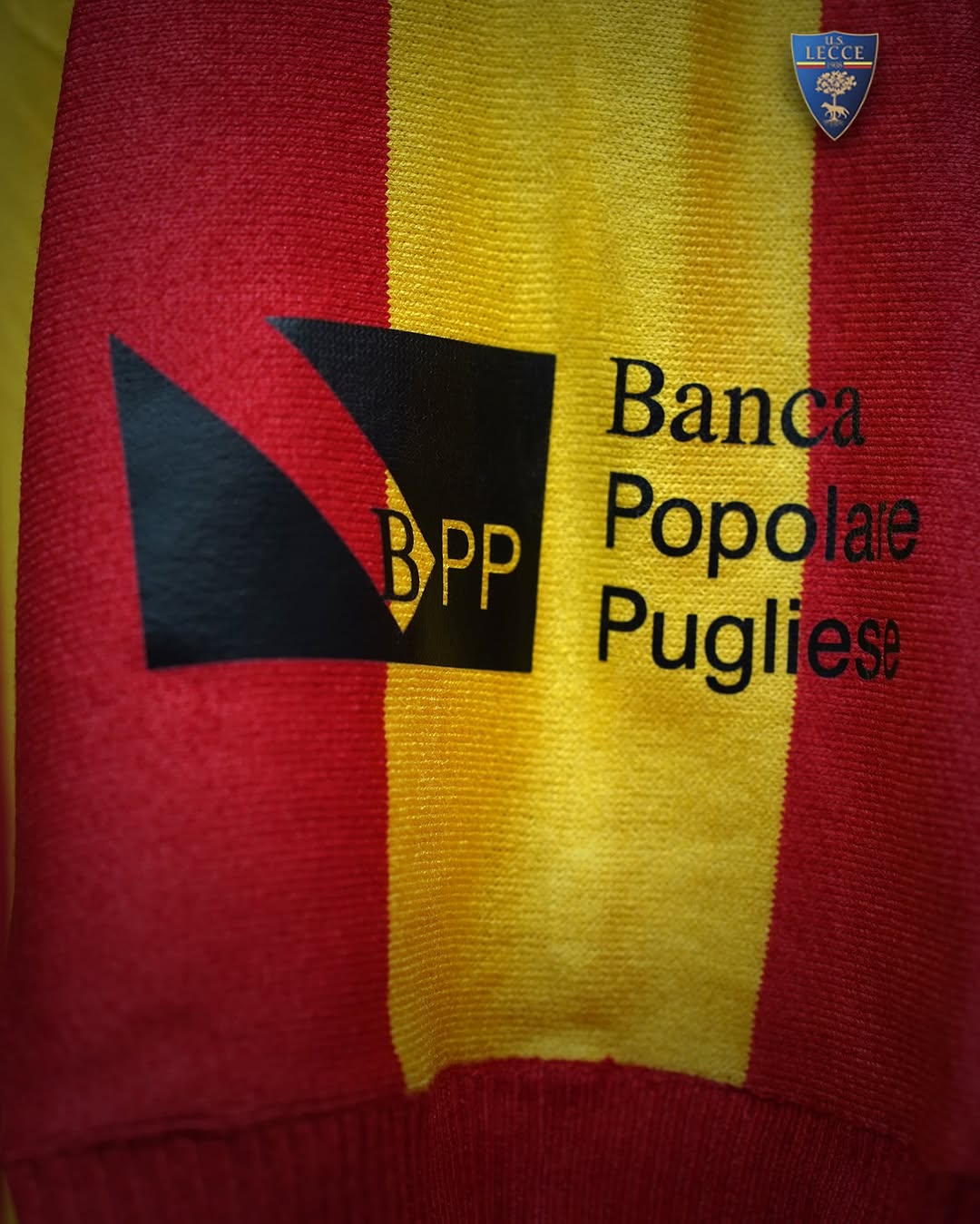 Dit is het US Lecce voetbalshirt ter ere van het 117 jarig bestaan