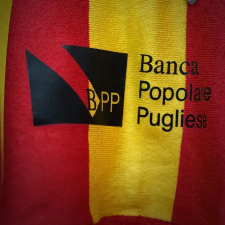 Dit is het US Lecce voetbalshirt ter ere van het 117 jarig bestaan