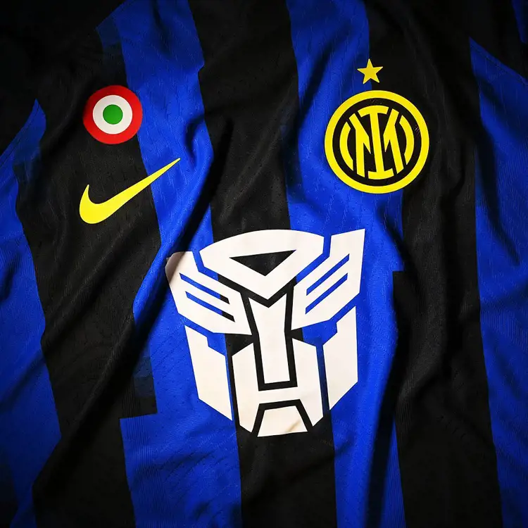 Transformers logo op Inter Milan voetbalshirt tijdens wedstrijd tegen Udinese