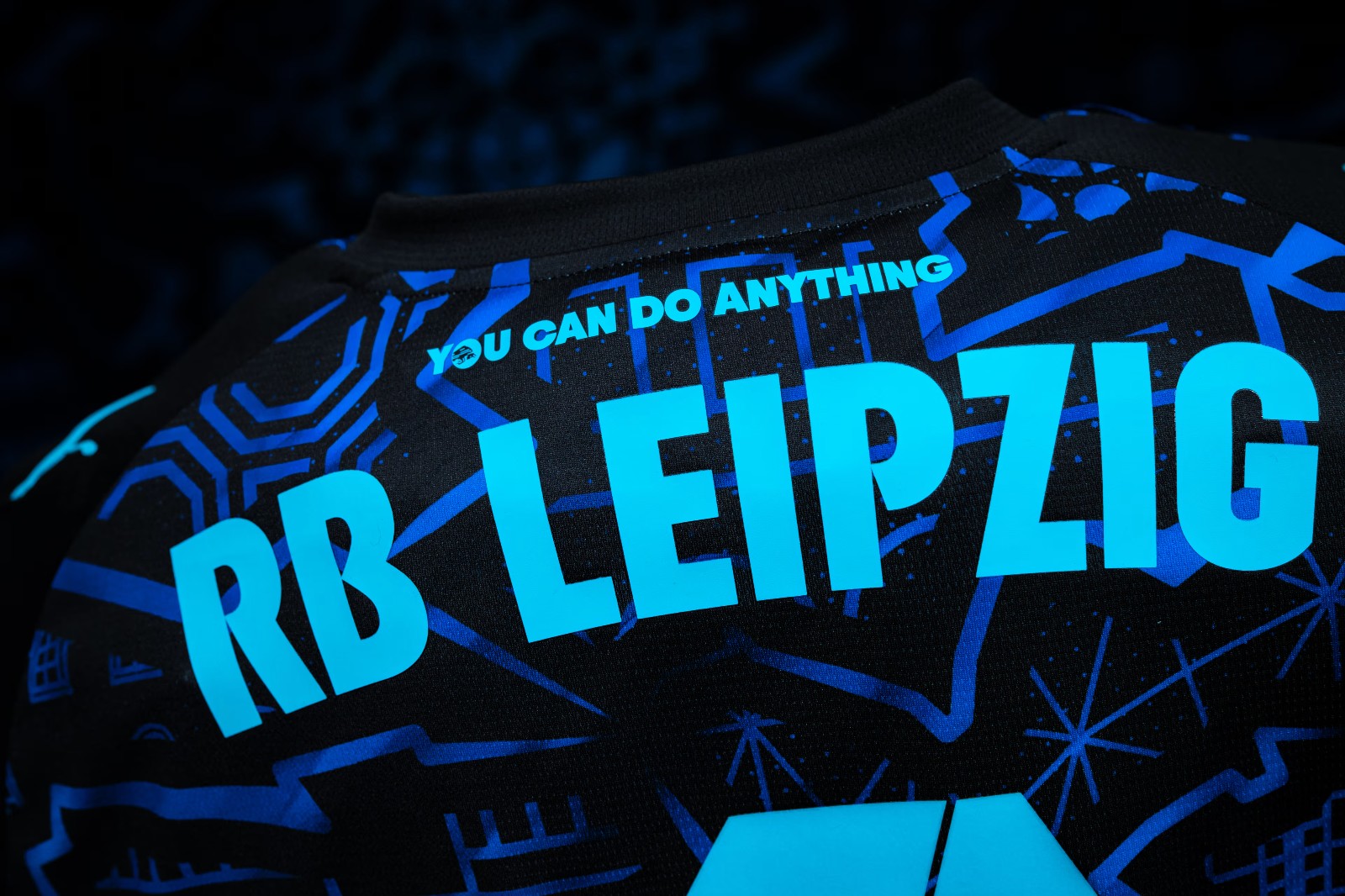 RB Leipzig en PUMA lanceren Glow in the Dark voetbalshirt