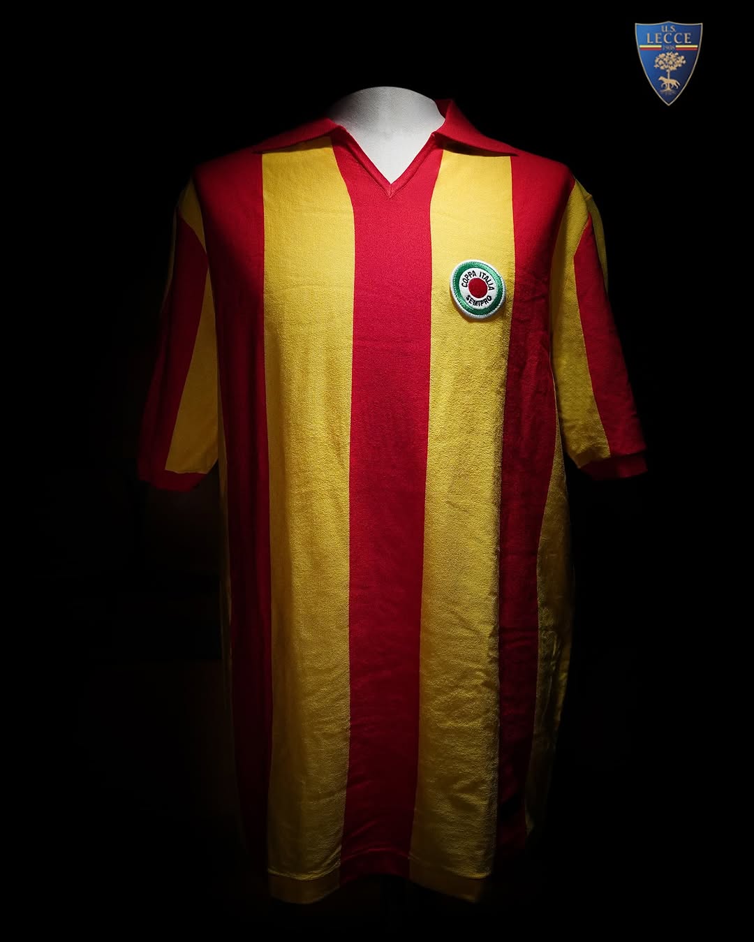 Dit is het US Lecce voetbalshirt ter ere van het 117 jarig bestaan