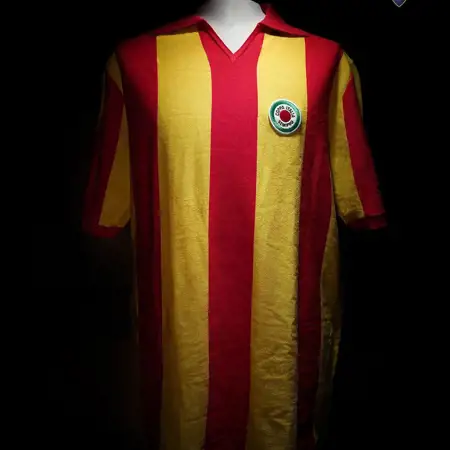 Dit is het US Lecce voetbalshirt ter ere van het 117 jarig bestaan