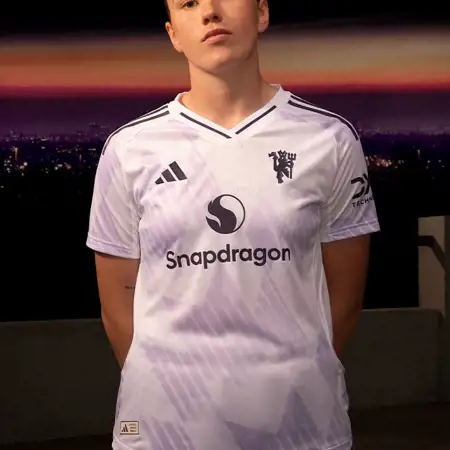 Manchester United uitshirt 2025-2026 bevat sneeuwvlokken!