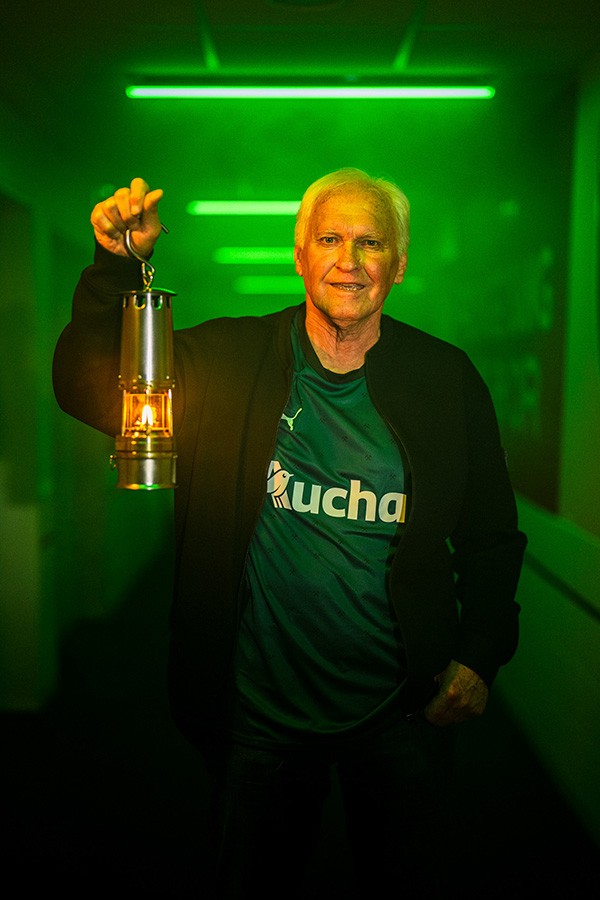 RC Lens voetbalshirts 2024-2025 geïnspireerd door stadion en heritage 