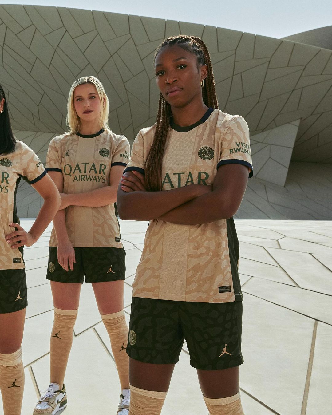 Dit is het Paris Saint Germain 4e voetbalshirt 2023-2024