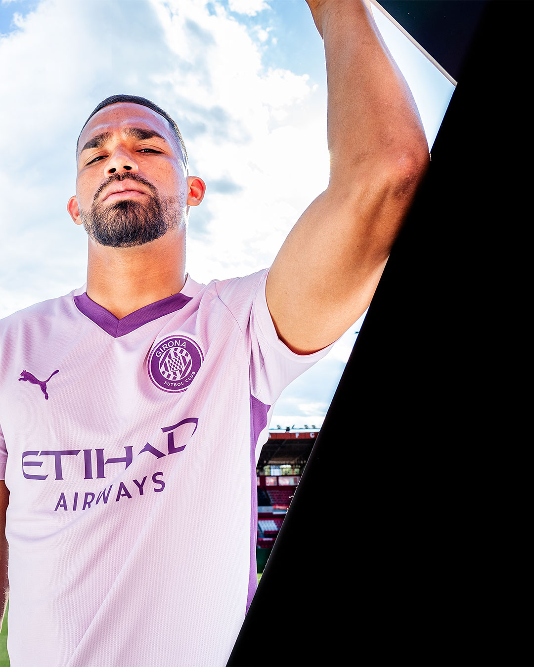 Girona voetbalshirts 2024-2025 in teken schild stad en Catalonië