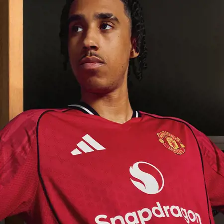 Manchester United thuisshirt 2025-2026 eert Old Trafford!