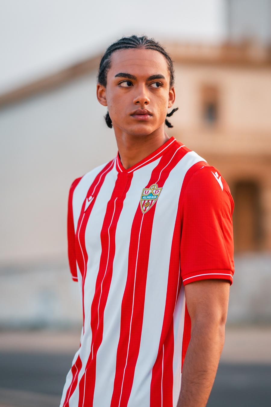 Dit zijn de UD Almería voetbalshirts 2025-2026 van Macron