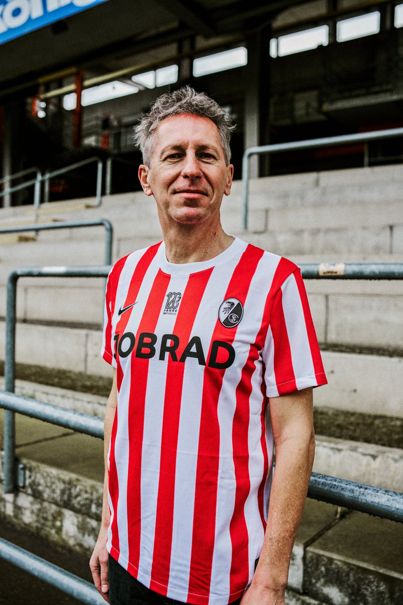 Dit is het SC Freiburg voetbalshirt ter ere van het 120 jarig bestaan