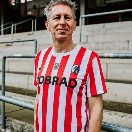 Dit is het SC Freiburg voetbalshirt ter ere van het 120 jarig bestaan