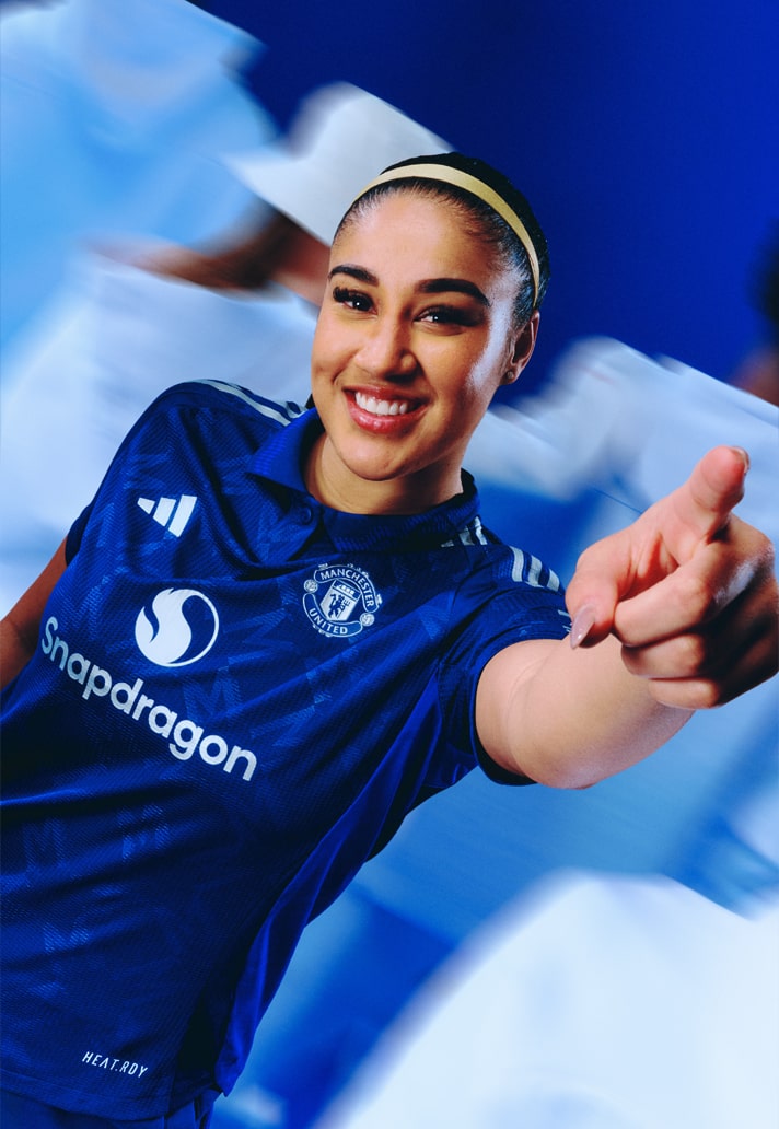 Manchester United uitshirt 2024-2025 heeft moderne jaren '90 look!