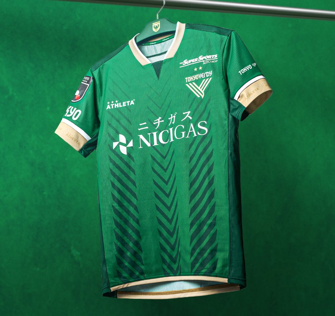 Dit zijn de Tokyo Verdy voetbalshirts 2024 van Athleta