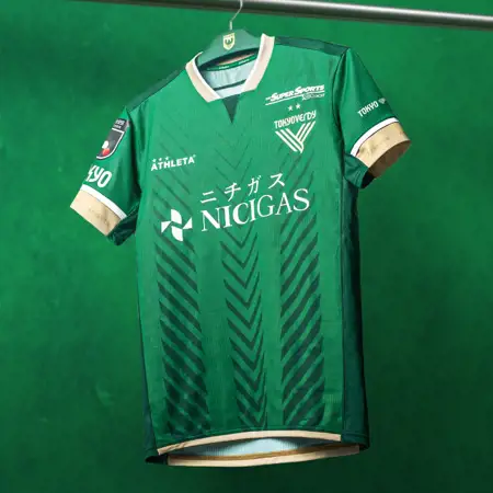 Dit zijn de Tokyo Verdy voetbalshirts 2024 van Athleta