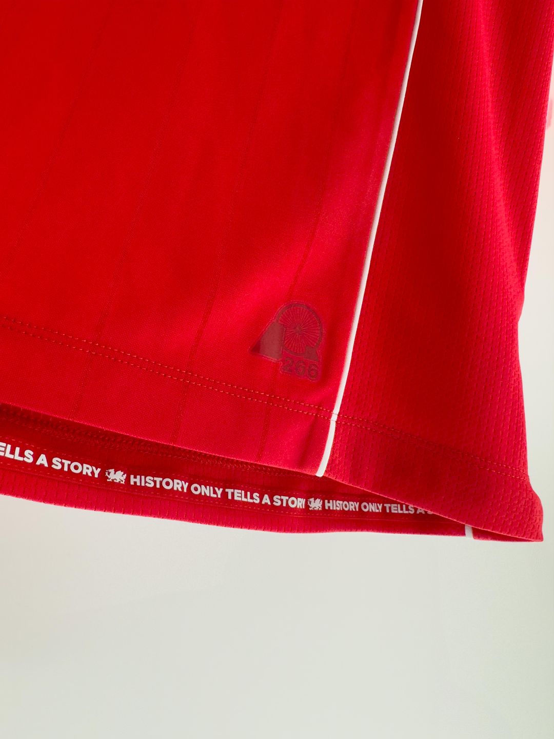 Wrexham AFC voetbalshirts 2025-2026 geïnspireerd door shirts jaren '80, Wales en Patagonië