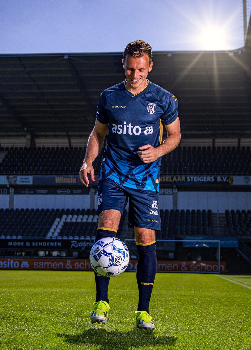 Dit zijn de Heracles Almelo voetbalshirts 2025-2026 van Stanno