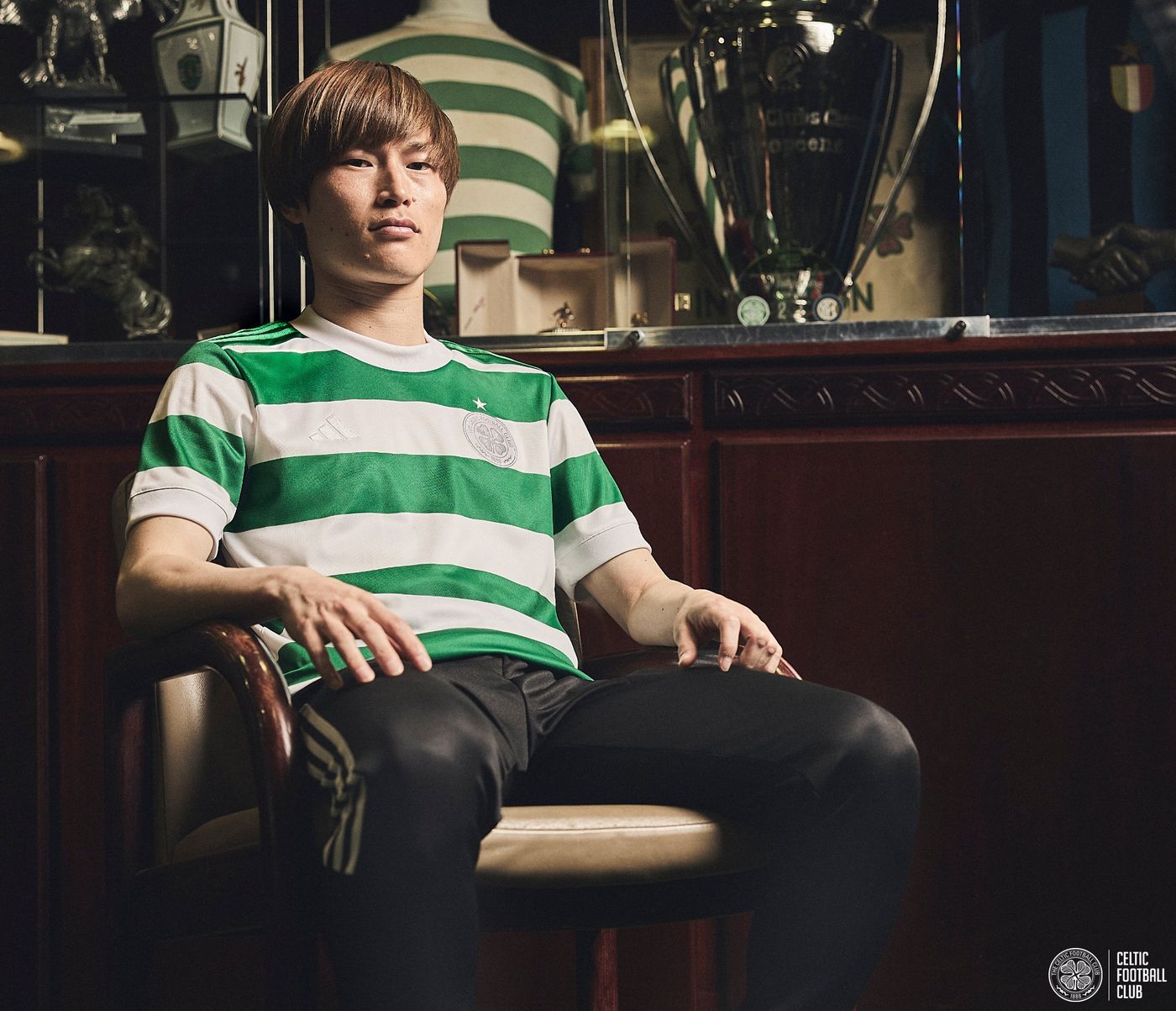 Dit is het Celtic 120 Years of Hoops voetbalshirt