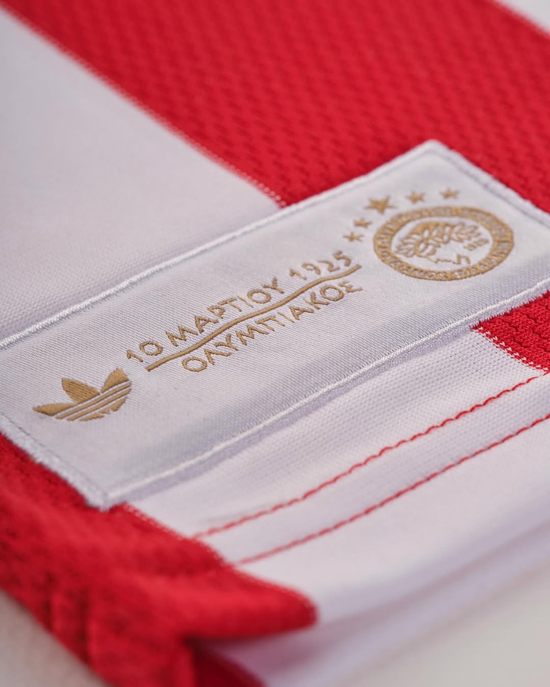 Dit is het Olympiakos voetbalshirt ter ere van het 100 jarig bestaan