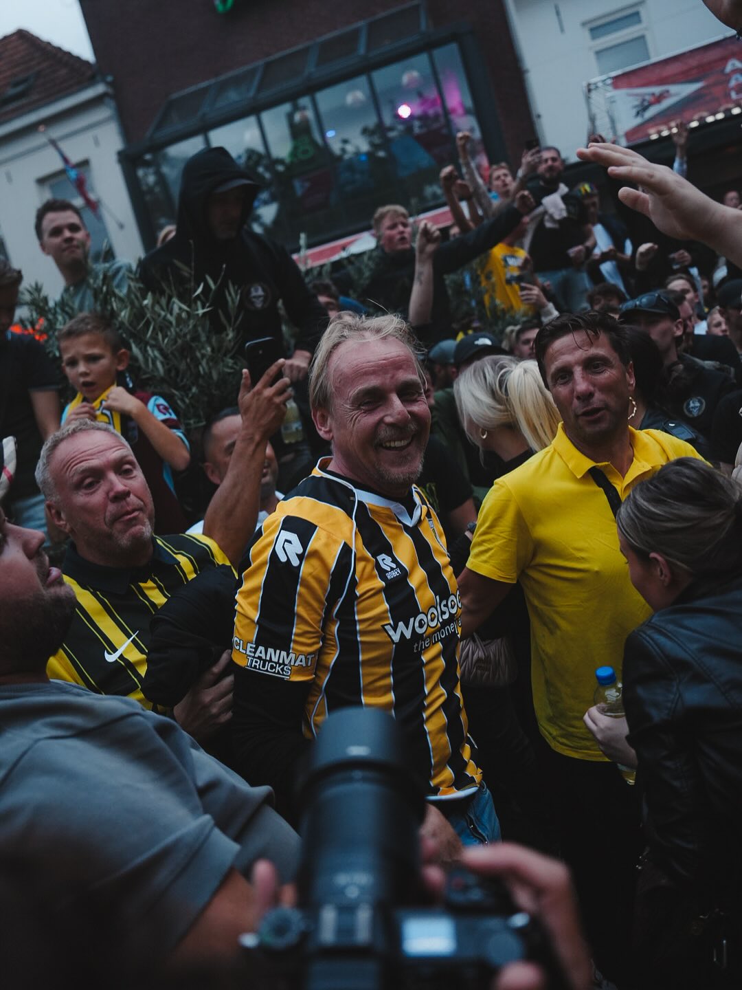 Dit zijn de Vitesse voetbalshirts 2025-2026