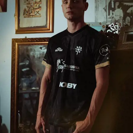 Dit zijn de Cagliari Calcio voetbalshirts 2024-2025