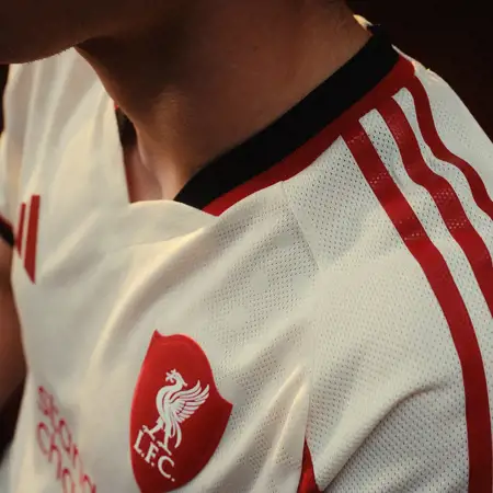 Liverpool FC uitshirt 2025-2026 ode aan Main Stand Anfield Road