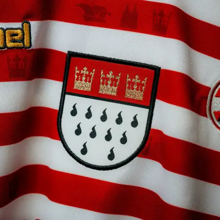 Dit is het FC Köln carnavalsshirt 2025-2026