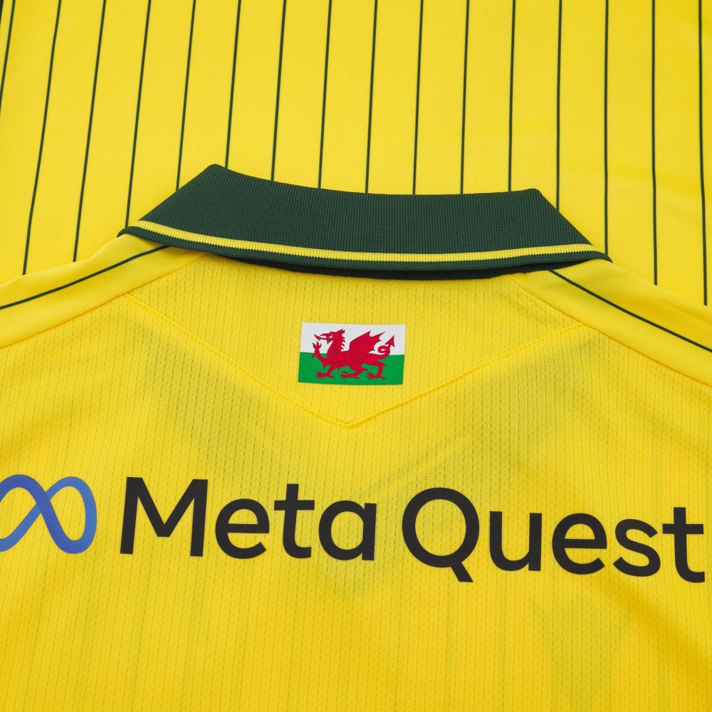Wrexham AFC voetbalshirts 2025-2026 geïnspireerd door shirts jaren '80, Wales en Patagonië