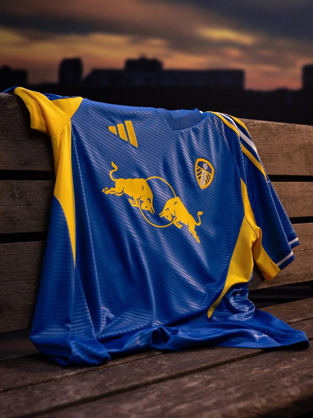 Leeds United voetbalshirts 2025-2026 geïnspireerd door Lowfields Tunnel, sjaals en shirt 2001-2003
